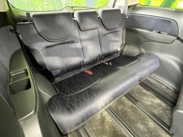 3列目シートはもちろん状態良好☆大人でもゆったりと座って頂けますので、大人数でのお出かけもラクラクです♪ご家族で、気の知れた仲間で、ドライブに行くのが楽しみですね♪