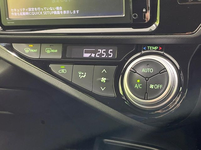 【オートエアコン】一度お好みの温度に設定すれば、車内の温度を検知し風量や温度を自動で調整。暑い&hellip;寒い&hellip;と何度もスイッチ操作をする必要はありません。快適な車内空間には必須の機能ですね♪