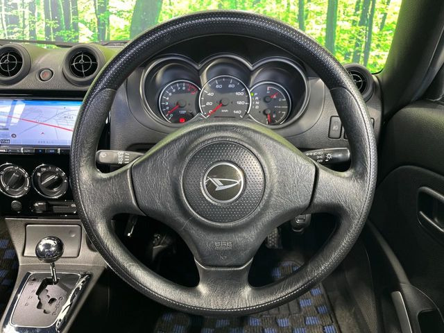�C���e���A�ɍ��킹���f�U�C���̃X�e�A�����O�́A�^�]�������̂��Ƃ��l���A�^�]���₷���`��A�傫���ł��B�����x�A���ۂɐG���Ă��m���߂��������B