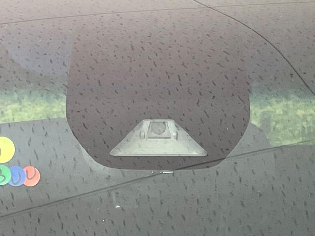 【ホンダセンシング】走行中に前方の車両等を認識し、衝突しそうな時は警報とブレーキで衝突回避と被害軽減をアシスト。より安全にドライブをお楽しみいただけます。