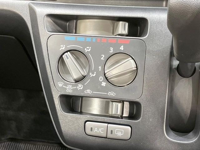寒い冬も暑い夏も全席に快適な空調を届けてくれる、ダイヤル式エアコンを装備♪