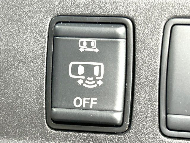 【ハンズフリー機能付き両側パワースライドドア】スライドドアの下に足先を入れてすぐ引くと、自動的にスライドドアが開閉します!荷物で両手がふさがった状態でも、ドアの開閉ができてとっても便利!