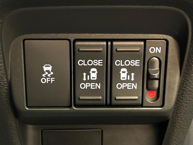 【両側パワースライドドア】スマートキーや運転席のスイッチで後席両側スライドドアの開閉が可能♪電動だから力を入れてドアを開ける必要が無く、小さなお子様でも簡単に開け閉めでき快適です♪