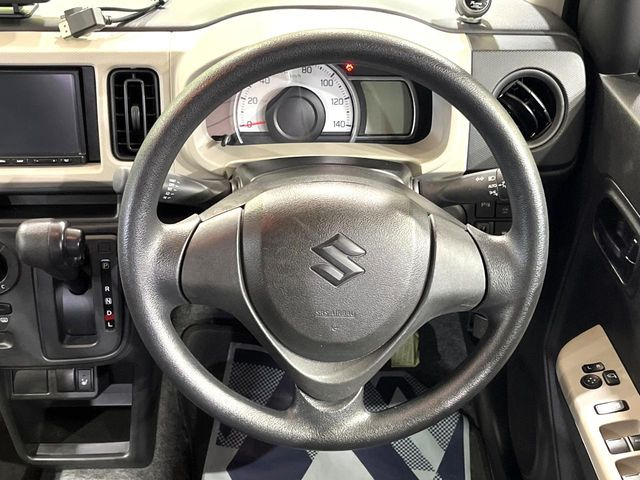 �C���e���A�ɍ��킹���f�U�C���̃X�e�A�����O�́A�^�]�������̂��Ƃ��l���A�^�]���₷���`��A�傫���ł��B�����x�A���ۂɐG���Ă��m���߂��������B
