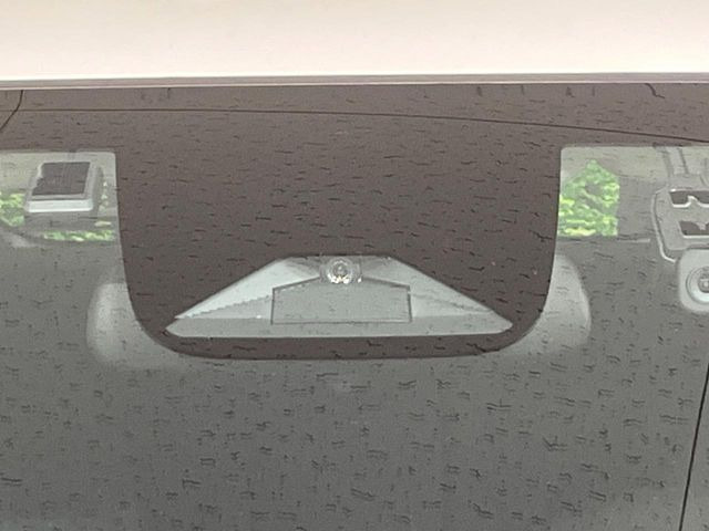【ホンダセンシング】走行中に前方の車両等を認識し、衝突しそうな時は警報とブレーキで衝突回避と被害軽減をアシスト。より安全にドライブをお楽しみいただけます。