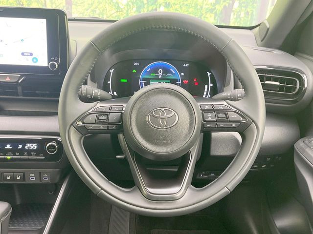 �C���e���A�ɍ��킹���f�U�C���̃X�e�A�����O�́A�^�]�������̂��Ƃ��l���A�^�]���₷���`��A�傫���ł��B�����x�A���ۂɐG���Ă��m���߂��������B