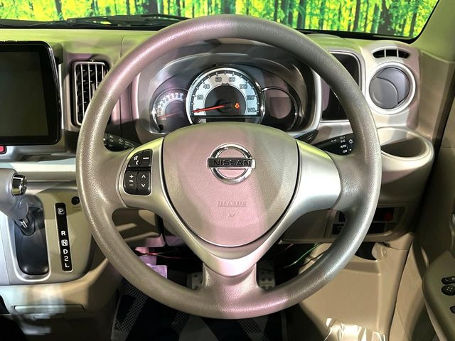 �C���e���A�ɍ��킹���f�U�C���̃X�e�A�����O�́A�^�]�������̂��Ƃ��l���A�^�]���₷���`��A�傫���ł��B�����x�A���ۂɐG���Ă��m���߂��������B