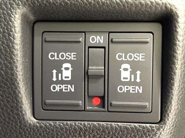 【両側パワースライドドア】スマートキーや運転席のスイッチで後席両側スライドドアの開閉が可能♪電動だから力を入れてドアを開ける必要が無く、小さなお子様でも簡単に開け閉めでき快適です♪