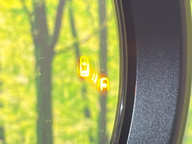 【ブラインドスポットモニター】走行中、ドアミラーの死角になりやすい箇所に後続車が接近するとサイドミラー付近に警告を表示、ドライバーに注意喚起をしてくれます。