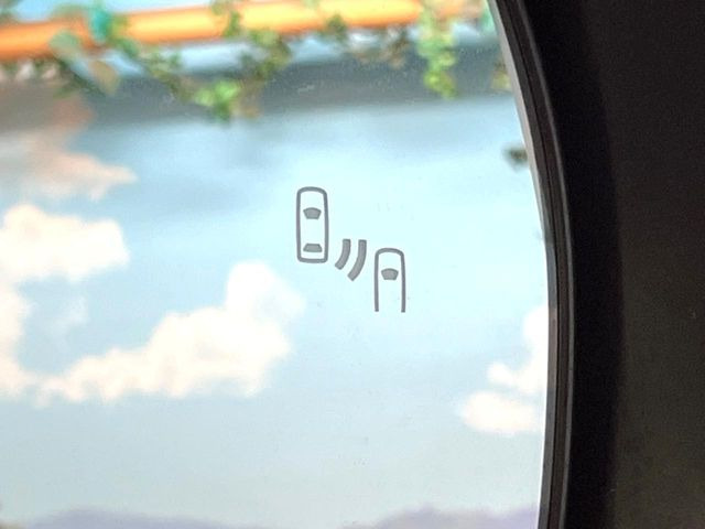 【ブラインドスポットモニター】走行中、ドアミラーの死角になりやすい箇所に後続車が接近するとサイドミラーのレンズに警告を表示!ドライバーに注意喚起をしてくれます。