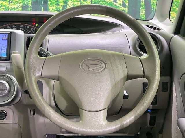 �C���e���A�ɍ��킹���f�U�C���̃X�e�A�����O�́A�^�]�������̂��Ƃ��l���A�^�]���₷���`��A�傫���ł��B�����x�A���ۂɐG���Ă��m���߂��������B