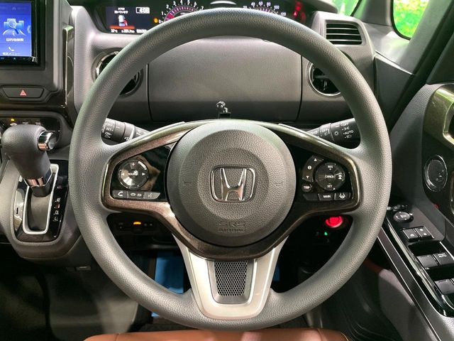 インテリアに合わせたデザインのステアリングは、運転される方のことも考え、運転しやすい形状、大きさです。是非一度、実際に触ってお確かめください。