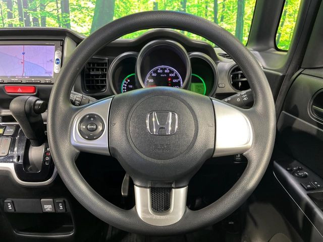 �C���e���A�ɍ��킹���f�U�C���̃X�e�A�����O�́A�^�]�������̂��Ƃ��l���A�^�]���₷���`��A�傫���ł��B�����x�A���ۂɐG���Ă��m���߂��������B