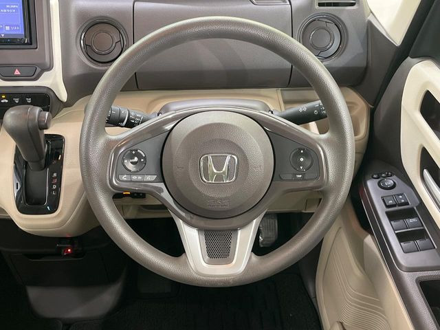 インテリアに合わせたデザインのステアリングは、運転される方のことも考え、運転しやすい形状、大きさです。是非一度、実際に触ってお確かめください。