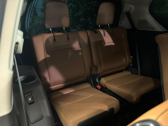 床下収納式のサードシートです。座席部分をコンパクトに収納でき、広大な荷室スペースとしてお使いいただけます!乗車人数や荷物の量など利用シーンに合わせて3列目を有効活用でき、とっても便利♪