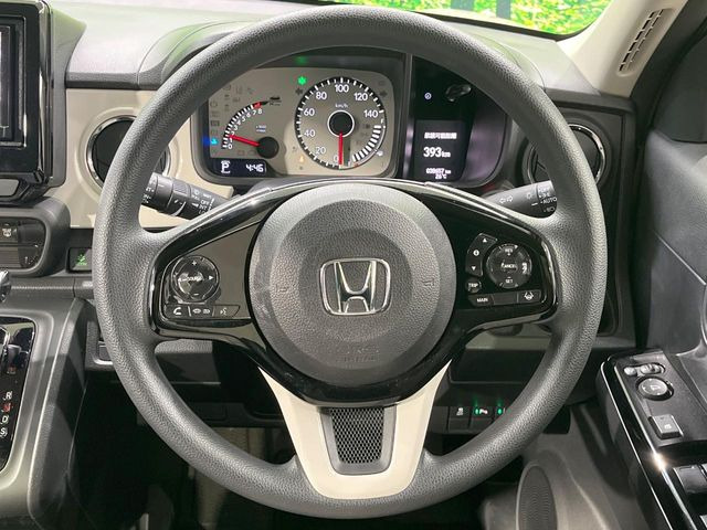 インテリアに合わせたデザインのステアリングは、運転される方のことも考え、運転しやすい形状、大きさです。是非一度、実際に触ってお確かめください。