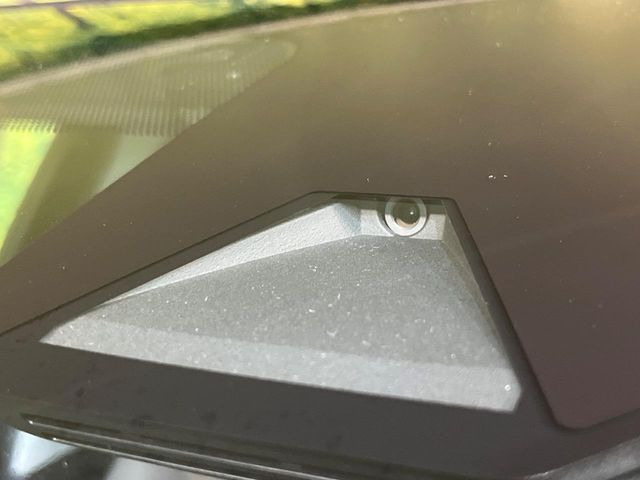 【トヨタセーフティセンス】走行中に前方の車両等を認識し、衝突しそうな時は警報とブレーキで衝突回避と被害軽減をアシスト。より安全にドライブをお楽しみいただけます。