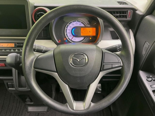 �C���e���A�ɍ��킹���f�U�C���̃X�e�A�����O�́A�^�]�������̂��Ƃ��l���A�^�]���₷���`��A�傫���ł��B�����x�A���ۂɐG���Ă��m���߂��������B