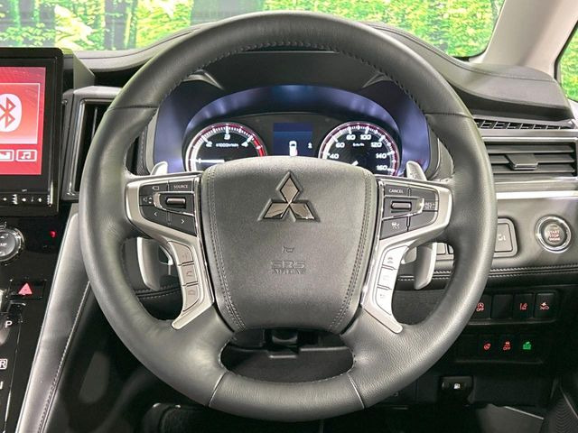 【ステアリングヒーター】冬場に冷たくなりやすい革巻きステアリングを、スイッチ一つで素早く適温に!エアコンよりも早く温まってくれるので、寒い日の運転も快適になりますね♪
