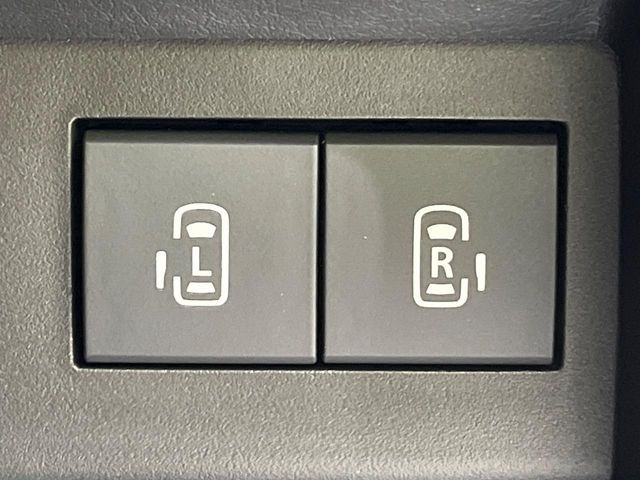 【両側パワースライドドア】スマートキーや運転席のスイッチで後席両側スライドドアの開閉が可能♪電動だから力を入れてドアを開ける必要が無く、小さなお子様でも簡単に開け閉めでき快適です♪