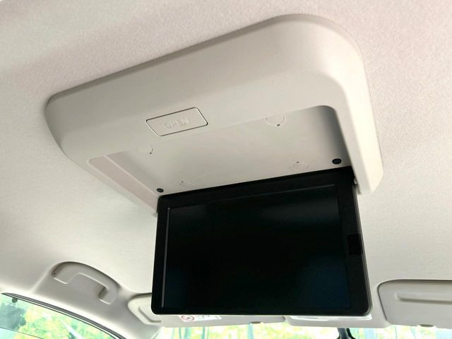 【後席モニター】家族や友人とお出かけする機会が多い方に大人気の後席モニターを装備!見やすい位置に画面がありテレビやDVDの視聴も快適!友達もお子様も、後席にしか乗らなくなるかも??