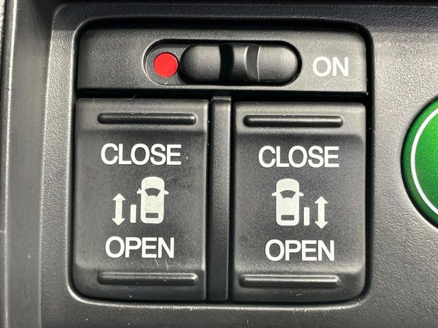 【両側パワースライドドア】スマートキーや運転席のスイッチで後席両側スライドドアの開閉が可能♪電動だから力を入れてドアを開ける必要が無く、小さなお子様でも簡単に開け閉めでき快適です♪