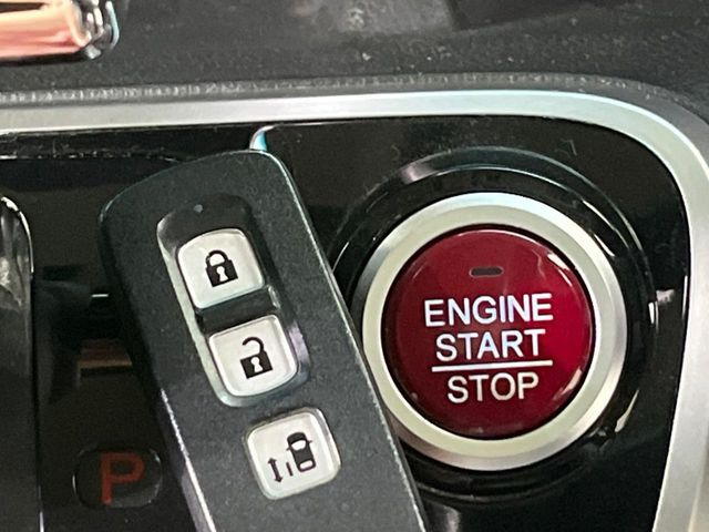 �yHonda�X�}�[�g�L�[�z�J�o����|�P�b�g�ɓ��ꂽ�܂܂ł��h�A�̎{���E�������\�ȃX�}�[�g�L�[�𑕔��B�G���W���̃I���E�I�t�����J�M�����o���K�v����������Ƃ��Ă��֗��ł���