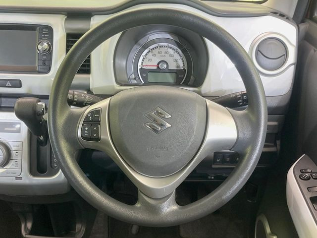 インテリアに合わせたデザインのステアリングは、運転される方のことも考え、運転しやすい形状、大きさです。是非一度、実際に触ってお確かめください。