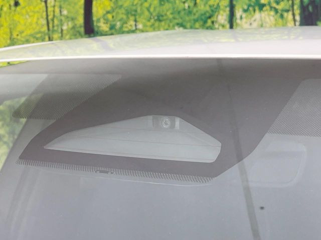 【トヨタセーフティセンス】走行中に前方の車両等を認識し、衝突しそうな時は警報とブレーキで衝突回避と被害軽減をアシスト。より安全にドライブをお楽しみいただけます。