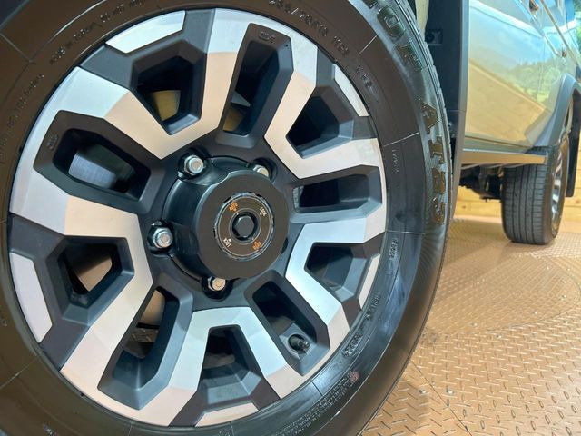 �y����16�C���`�A���~�z�C�[���z�O�ςɃ}�b�`���������A���~�z�C�[���𑕒����Ă���܂��B�e��ЊO�A���~�z�C�[����A�X�^�b�h���X�^�C�����戵�����Ă���܂��B���񂲑��k����������