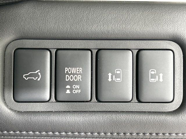 【両側パワースライドドア】スマートキーや運転席のスイッチで後席両側スライドドアの開閉が可能♪電動だから力を入れてドアを開ける必要が無く、小さなお子様でも簡単に開け閉めでき快適です♪