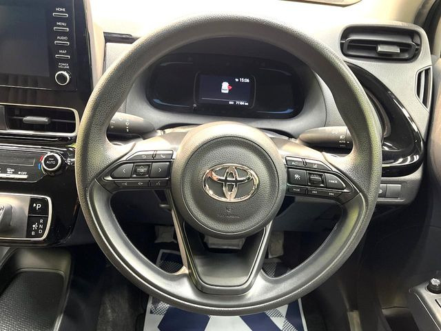 �C���e���A�ɍ��킹���f�U�C���̃X�e�A�����O�́A�^�]�������̂��Ƃ��l���A�^�]���₷���`��A�傫���ł��B�����x�A���ۂɐG���Ă��m���߂��������B