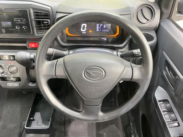 インテリアに合わせたデザインのステアリングは、運転される方のことも考え、運転しやすい形状、大きさです。是非一度、実際に触ってお確かめください。