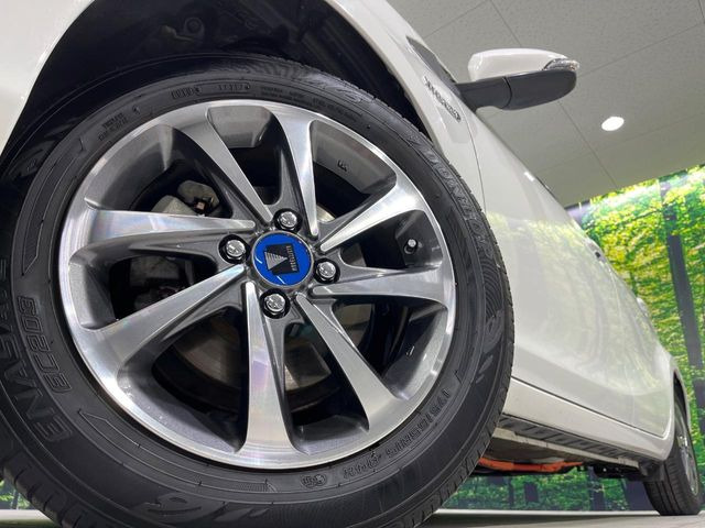 【モデリスタ15インチアルミホイール】オプションホイールを装着。走行性能の向上に加え、外観もよりスタイリッシュになっています。