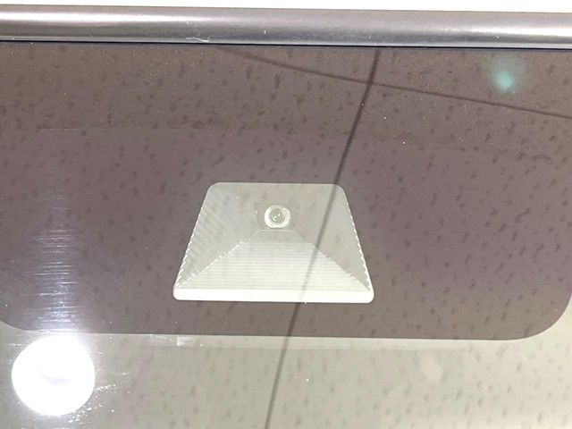 【ホンダセンシング】走行中に前方の車両等を認識し、衝突しそうな時は警報とブレーキで衝突回避と被害軽減をアシスト。より安全にドライブをお楽しみいただけます。