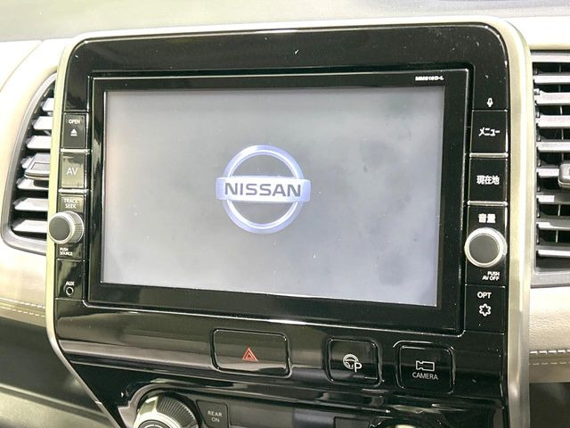 【純正ナビ】人気の純正ナビを装備しております。ナビの使いやすさはもちろん、オーディオ機能も充実!キャンプや旅行はもちろん、通勤や買い物など普段のドライブも楽しくなるはず♪