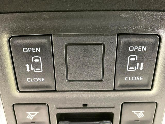 【両側パワースライドドア】スマートキーや運転席のスイッチで後席両側スライドドアの開閉が可能♪電動だから力を入れてドアを開ける必要が無く、小さなお子様でも簡単に開け閉めでき快適です♪