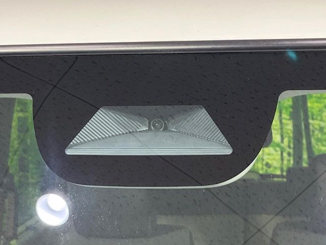 【ホンダセンシング】走行中に前方の車両等を認識し、衝突しそうな時は警報とブレーキで衝突回避と被害軽減をアシスト。より安全にドライブをお楽しみいただけます。