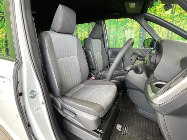 運転席まわりには十分なスペースがあり、大柄な方でもゆったり運転していただける環境です。