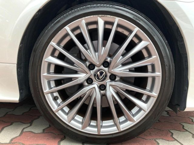 �y����19�C���`�A���~�z�C�[���z�O�ςɃ}�b�`���������A���~�z�C�[���𑕒����Ă���܂��B�e��ЊO�A���~�z�C�[����A�X�^�b�h���X�^�C�����戵�����Ă���܂��B���񂲑��k����������
