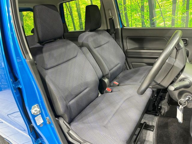 運転席シート廻りは使用感も少なく、良好な状態となっています。丁寧に使われていたことがよくわかりますね。