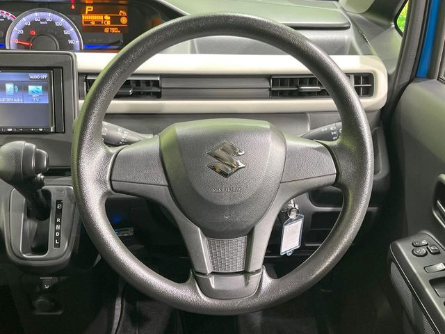 インテリアに合わせたデザインのステアリングは、運転される方のことも考え、運転しやすい形状、大きさです。是非一度、実際に触ってお確かめください。