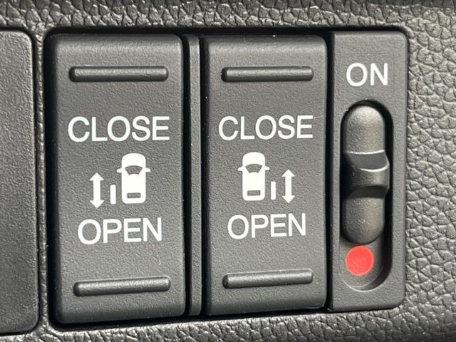 【両側パワースライドドア】スマートキーや運転席のスイッチで後席両側スライドドアの開閉が可能♪電動だから力を入れてドアを開ける必要が無く、小さなお子様でも簡単に開け閉めでき快適です♪