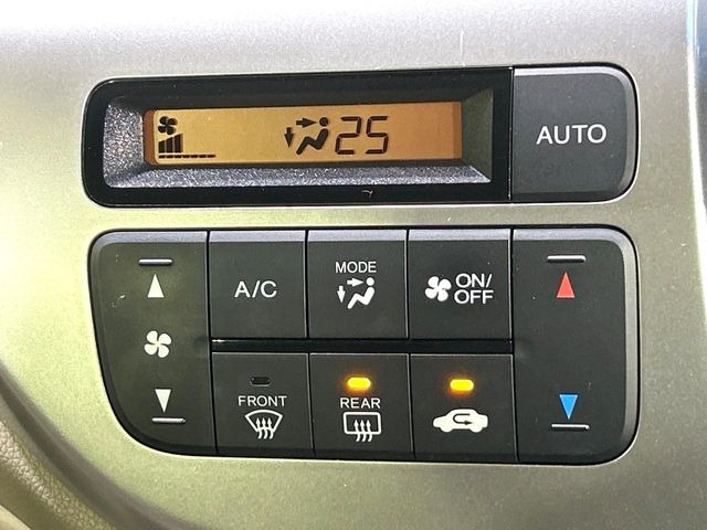 【オートエアコン】一度お好みの温度に設定すれば、車内の温度を検知し風量や温度を自動で調整。暑い&hellip;寒い&hellip;と何度もスイッチ操作をする必要はありません。快適な車内空間には必須の機能ですね♪