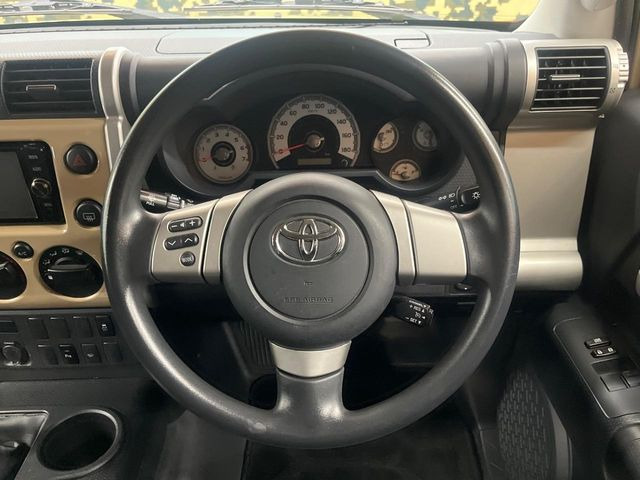 �C���e���A�ɍ��킹���f�U�C���̃X�e�A�����O�́A�^�]�������̂��Ƃ��l���A�^�]���₷���`��A�傫���ł��B�����x�A���ۂɐG���Ă��m���߂��������B