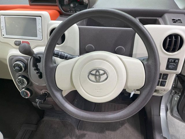 �C���e���A�ɍ��킹���f�U�C���̃X�e�A�����O�́A�^�]�������̂��Ƃ��l���A�^�]���₷���`��A�傫���ł��B�����x�A���ۂɐG���Ă��m���߂��������B