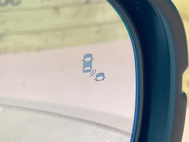 【ブラインドスポットインフォメーション】走行中、ドアミラーの死角になりやすい箇所に後続車が接近するとサイドミラー付近に警告を表示、ドライバーに注意喚起をしてくれます。