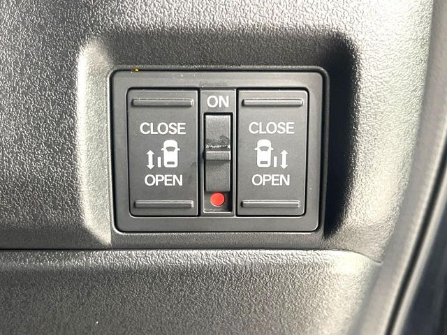 【両側パワースライドドア】スマートキーや運転席のスイッチで後席両側スライドドアの開閉が可能♪電動だから力を入れてドアを開ける必要が無く、小さなお子様でも簡単に開け閉めでき快適です♪