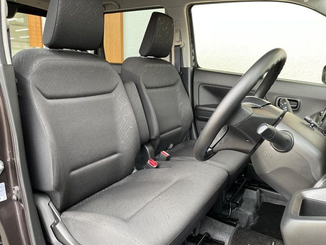 運転席シート廻りは使用感も少なく、良好な状態となっています。丁寧に使われていたことがよくわかりますね。