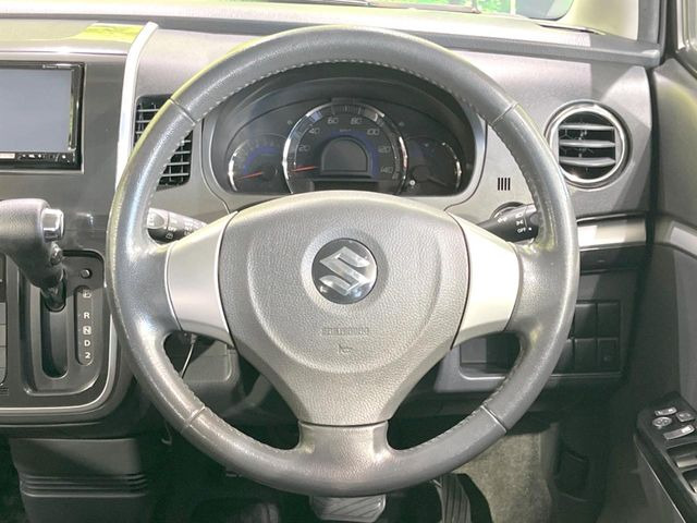 �C���e���A�ɍ��킹���f�U�C���̃X�e�A�����O�́A�^�]�������̂��Ƃ��l���A�^�]���₷���`��A�傫���ł��B�����x�A���ۂɐG���Ă��m���߂��������B